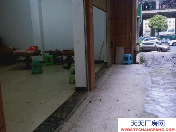 (出租) 路口第二家?？勺鰝}庫也可以做住房，還可、做快遞，有衛生間。