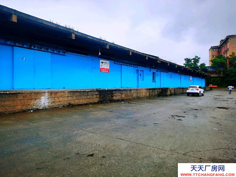 (出租) 標準磚混月臺廠房出租，交通便利，水電路通，配獨立辦公室。