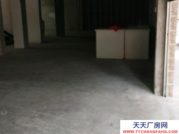 (出租) 門面位于豆腐橋安置區(qū)籃球場旁17號，前后都通車，交通便利