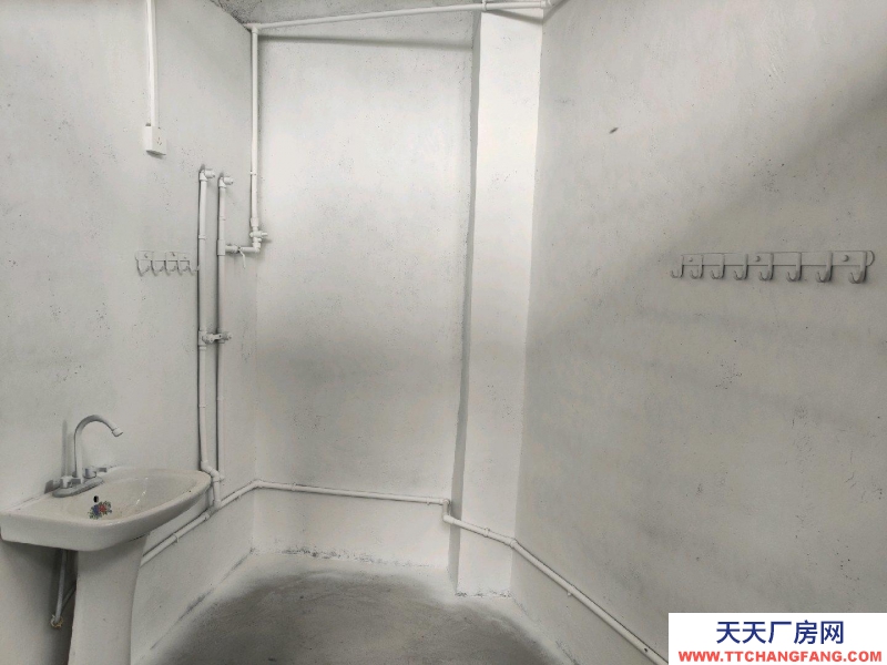 有10間住房約240平米，160平米庫房。