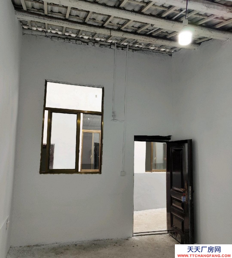 有10間住房約240平米，160平米庫房。