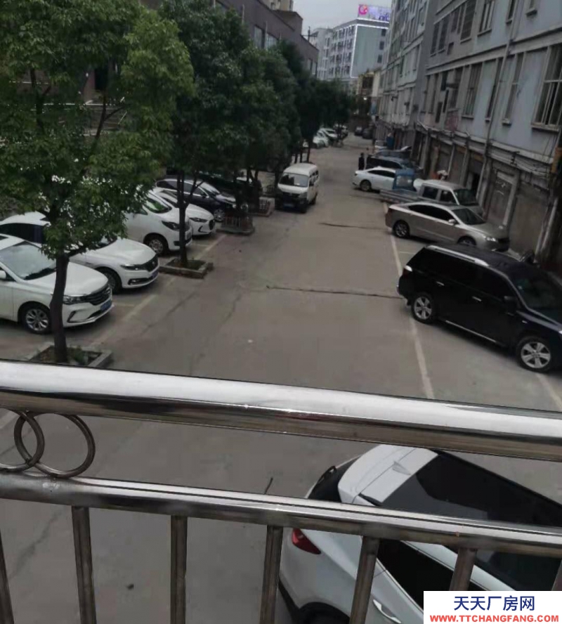 房源在負(fù)一樓，可做倉庫，有停車場，距盤州大道100米左右