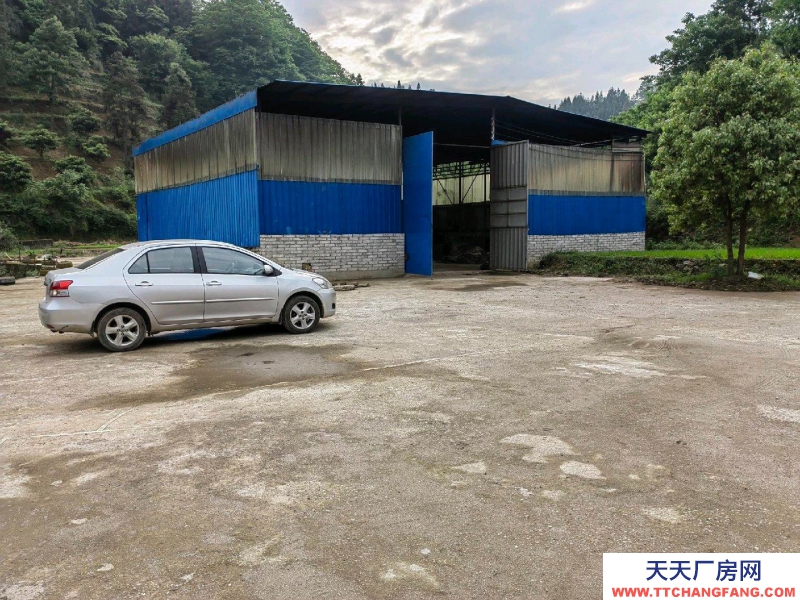 (出租) 廠房?jī)?nèi)有：三相電、電動(dòng)葫蘆。停車場(chǎng)，用井水不需交水費(fèi)。