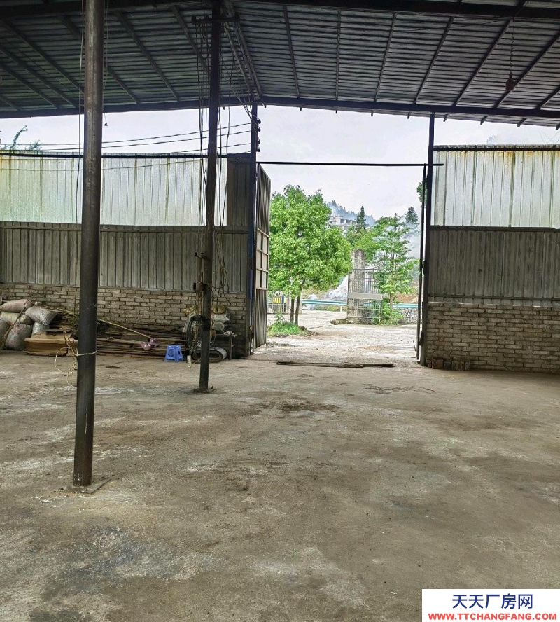 (出租) 廠房內有：三相電、電動葫蘆。停車場，用井水不需交水費。