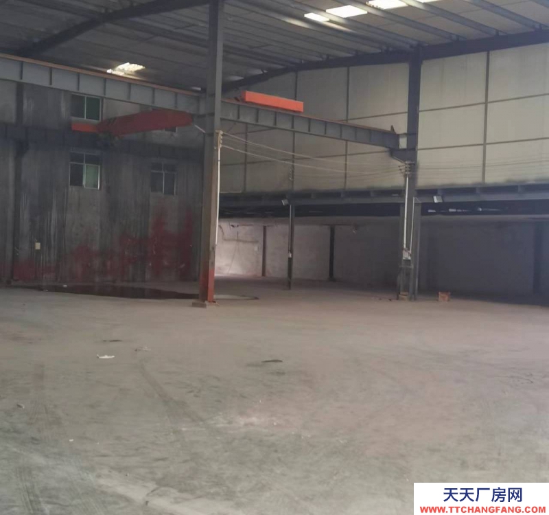 黔南龍里谷腳鎮(zhèn)工業(yè)園大門口，交通便利，可使用行車，廠房使用方便