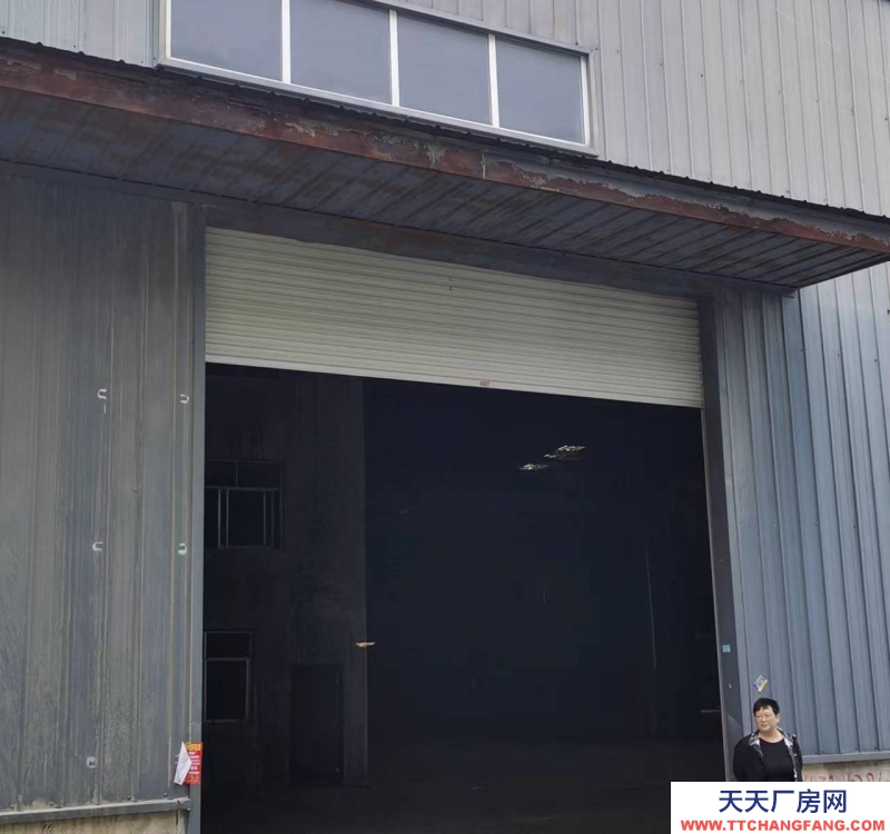 黔南龍里谷腳鎮(zhèn)工業(yè)園大門口，交通便利，可使用行車，廠房使用方便