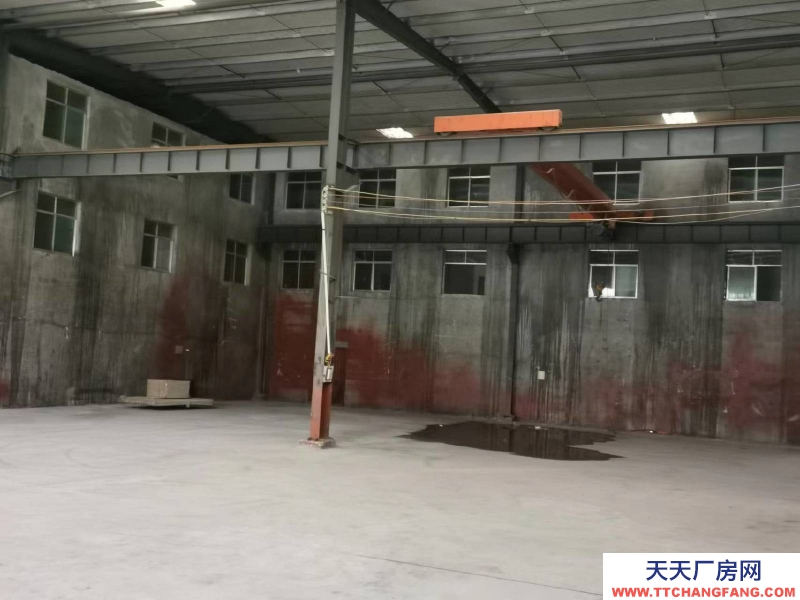 黔南龍里谷腳鎮(zhèn)工業(yè)園大門口，交通便利，可使用行車，廠房使用方便