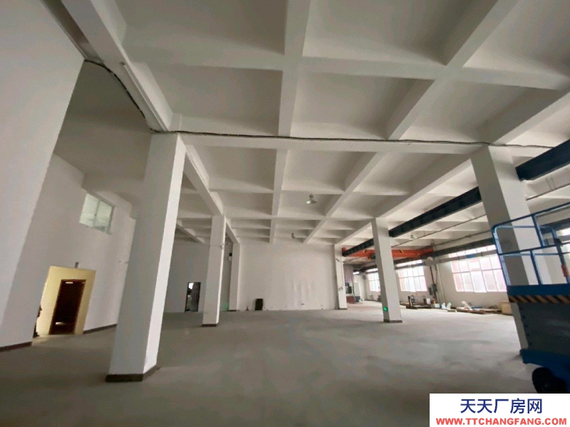 黔南龍里房東直租，廠房地處位置優(yōu)良結(jié)構(gòu)方正，可做倉庫和廠房使用