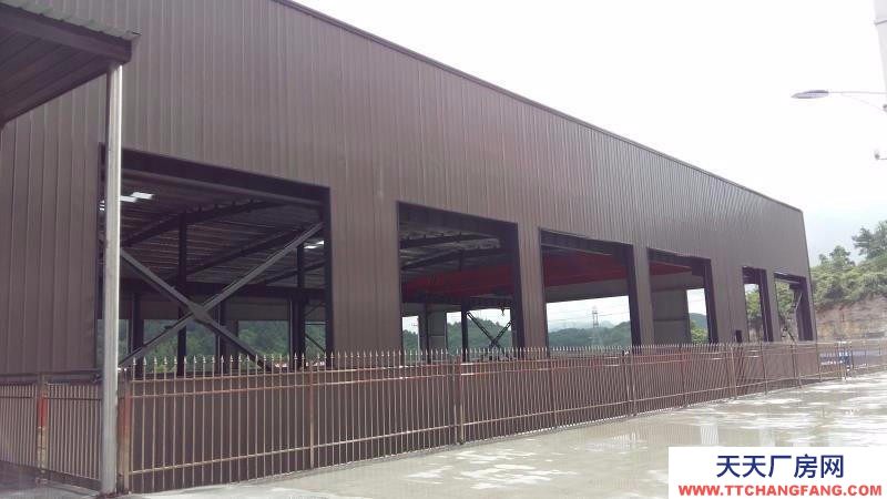 黔南龍里房東直租，廠房結構規整方正，配套齊全，適合廠房及倉庫使用