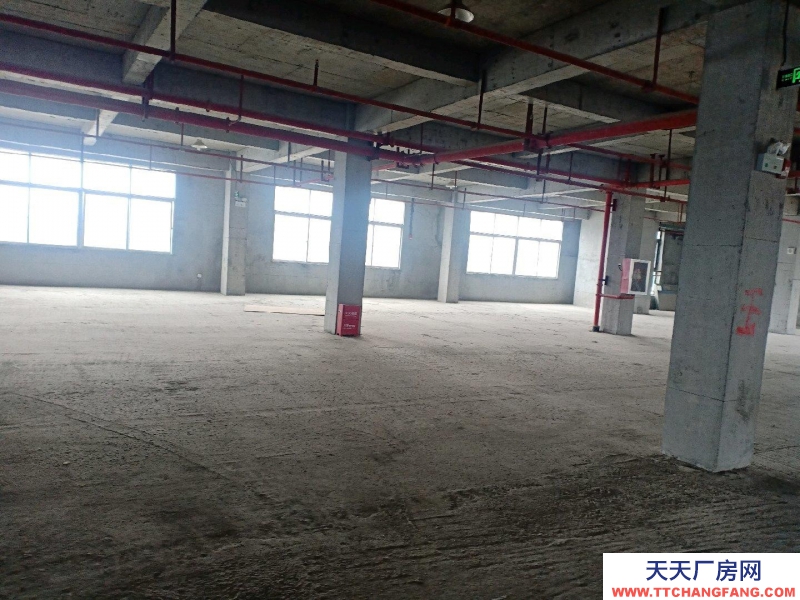 黔南龍里(出租) 本樓庫擁有兩臺三噸雙貨梯可供每層方便上下貨！