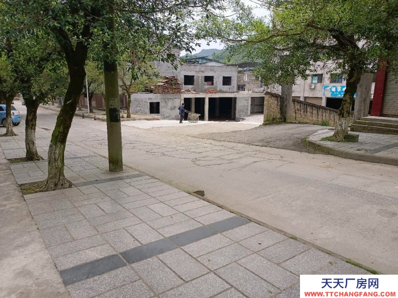 重慶涪陵交通方便，公路邊，通水電，磚混結(jié)構(gòu)價(jià)格面議