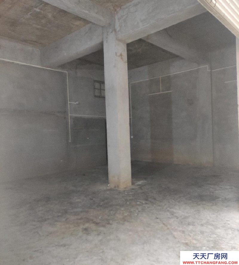 重慶榮昌交通方便門面寬敞，可做倉(cāng)庫(kù)