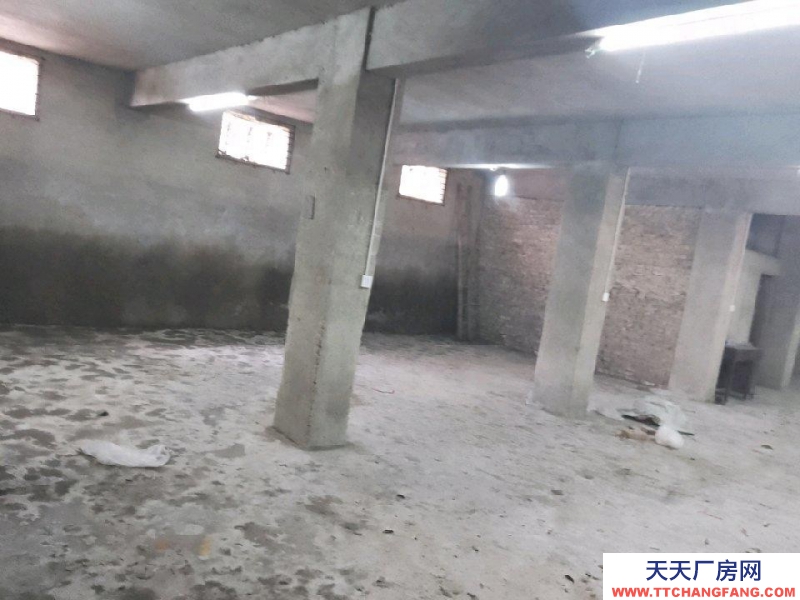 重慶大足5個連體門面。可隔斷，可做廠房，庫房。