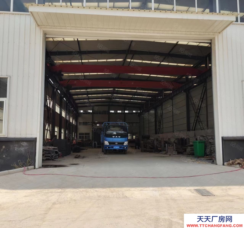 濟南長清廠房車間配有行車，水電齊全，此廠房可進大車，大院，可雙面卸貨