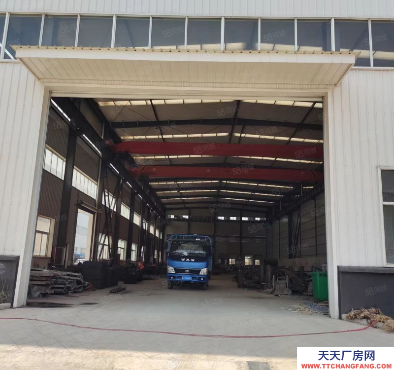 濟南長清廠房車間配有行車，水電齊全，此廠房可進大車，大院，可雙面卸貨