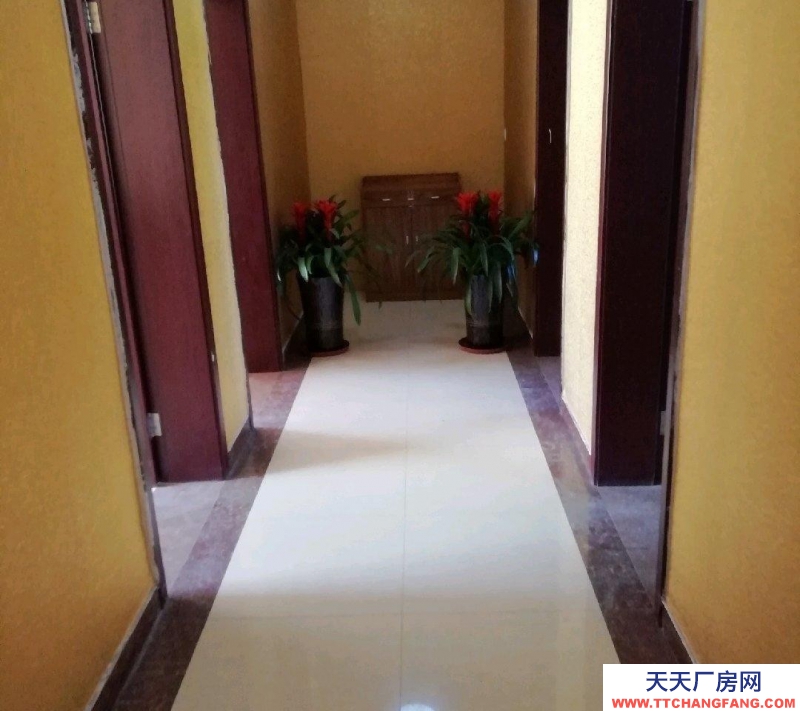 (出租) 配有三相電，臨307國(guó)道，可做門(mén)面。價(jià)格面議