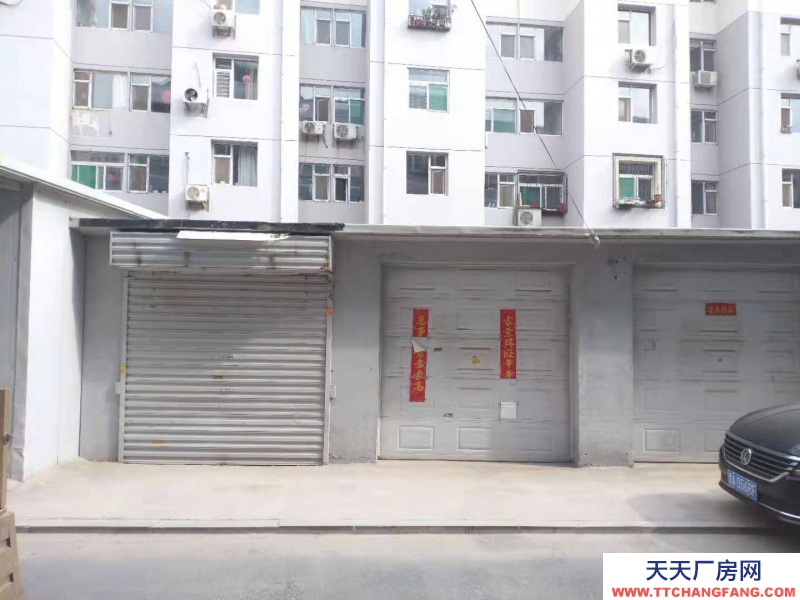 (出租) 院里的車庫可停車，可做庫房，院里安全