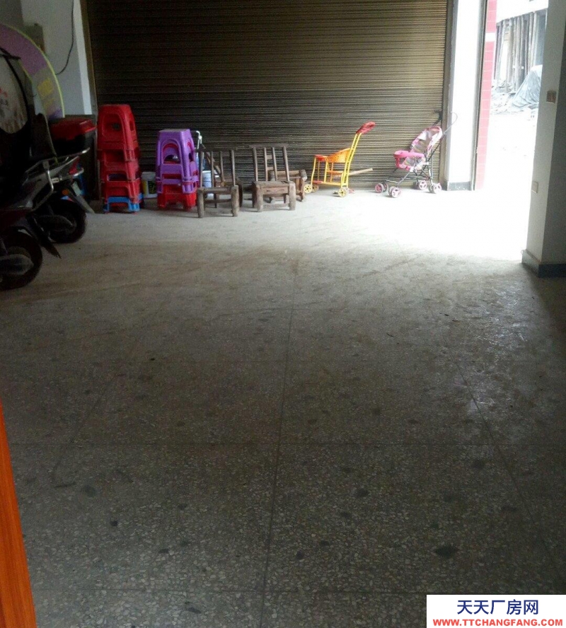 重慶秀山小區(qū)空間好，大車進(jìn)出方便。