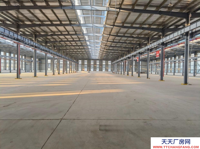 重慶萬州高鐵站1公里，層高13米。 有2層辦公室?guī)?biāo)準(zhǔn)廠房。