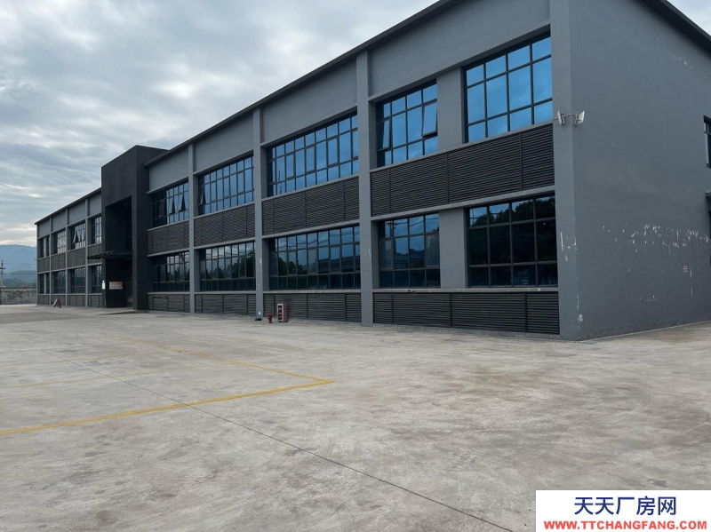 重慶萬州高鐵站1公里，層高13米。 有2層辦公室?guī)?biāo)準(zhǔn)廠房。