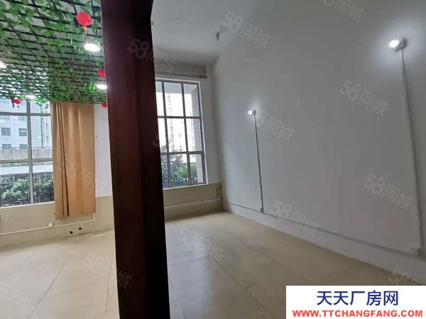 長沙市岳麓區芯城科技園旁1樓，倉庫和廠房層高5.2米100多平可定制直租