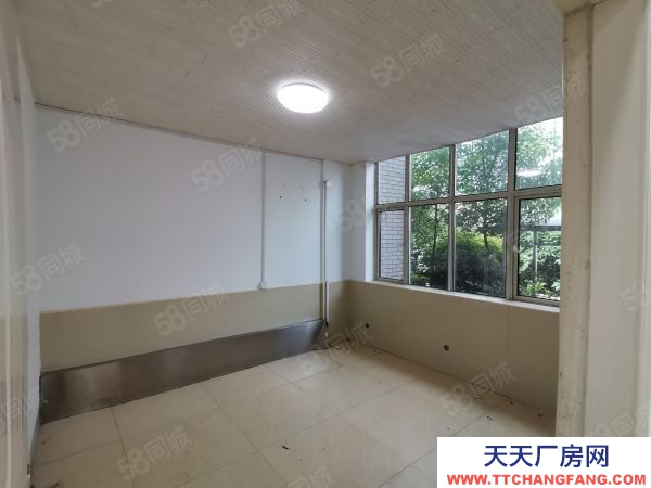 長沙市岳麓區芯城科技園旁1樓，倉庫和廠房層高5.2米100多平可定制直租