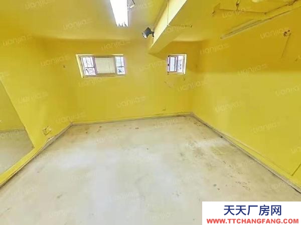 南京市鼓樓區(qū)有窗戶，通風(fēng)好半地下室