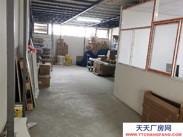 南京市雨花臺區層高5.5米，搭有標準2層樓板，實際使用面積約200多平米。