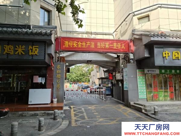 南京市建鄴區倉庫靠水西門橋秦淮河旁，上下貨方便，離新街口很近，送貨方便