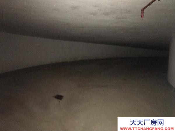 南京市玄武區新世界中心地下停車場倉庫