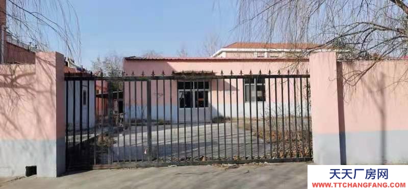 青島平度云山中學東鄰廠房加院子，水電齊全，交通便利。