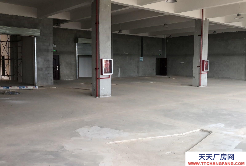 南寧市西鄉塘區(出租) 那安高速路口附近，交通便利，道路寬敞，廠房毗鄰2.5噸貨梯