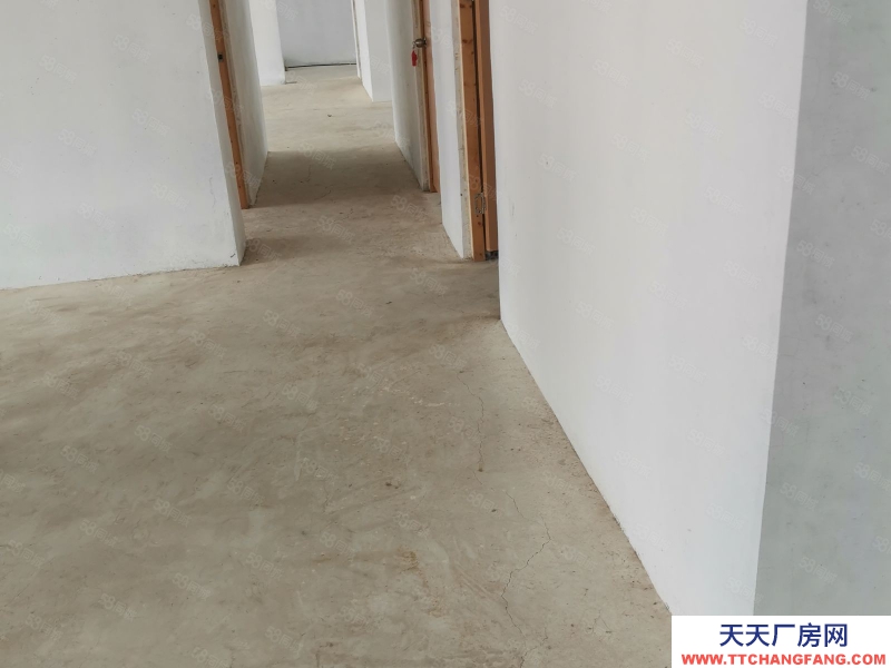 東營植物園附近大車庫76平,年租金一萬,適合當倉庫用,。