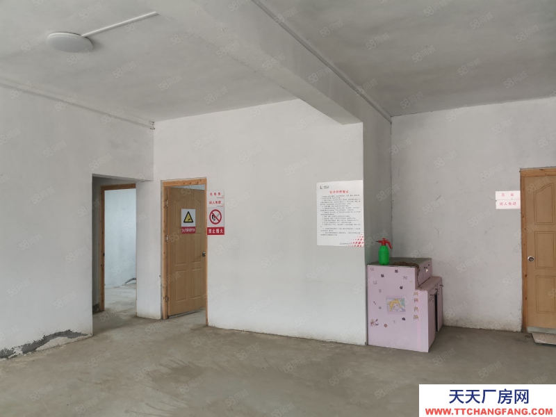 東營植物園附近大車庫76平,年租金一萬,適合當倉庫用,。