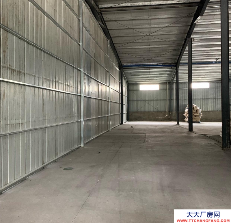 (出租) 阜陽臨泉國標(biāo)工程鋼結(jié)構(gòu),地坪夠硬,滿載半掛車可直接就開入倉庫內(nèi)。