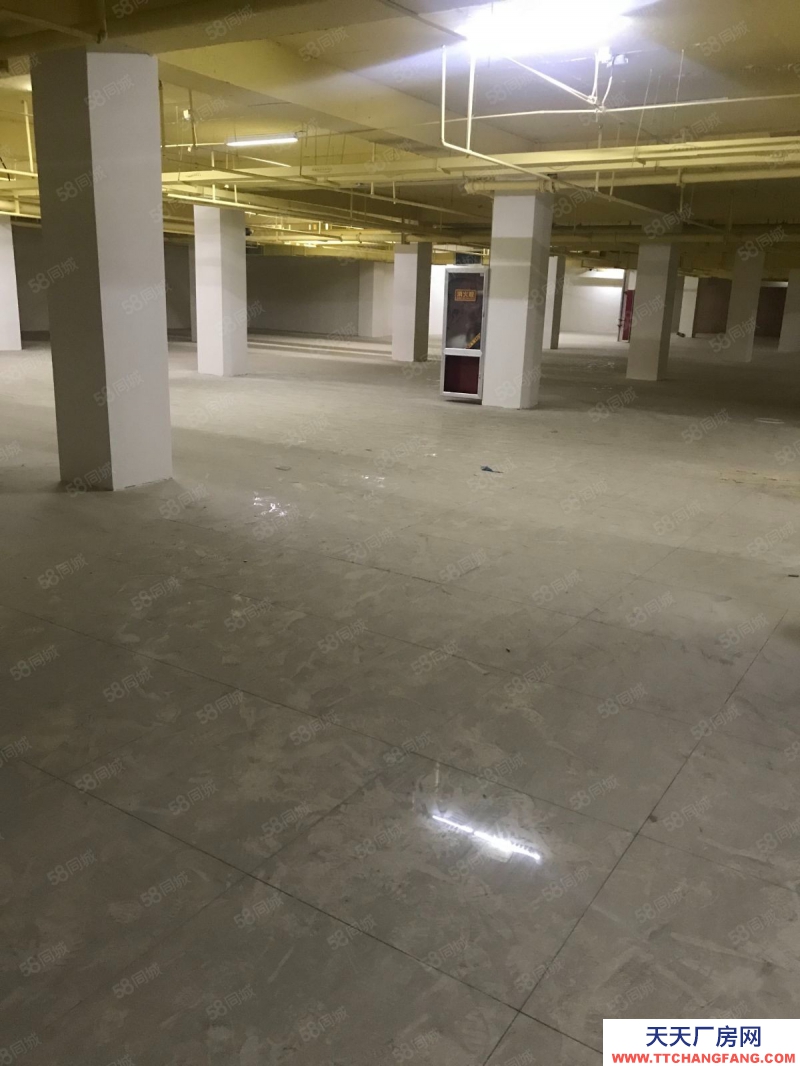 芝罘三站國際小商品城負一層倉庫火爆槍租中。