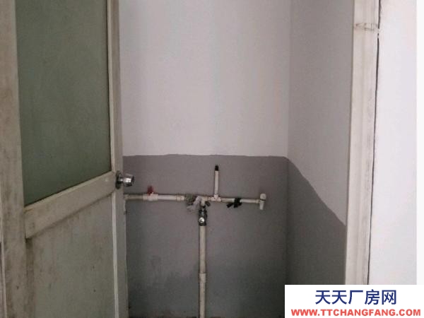 株洲市荷塘區(qū)水電齊帶衛(wèi)生間，面積19平，層高2.8米，可以做倉庫或住人