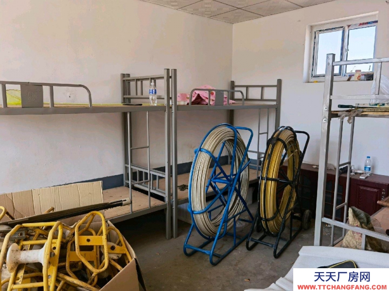 唐山 路北 八間平房，三畝三地大院，宿舍，廚房，餐廳都有。太陽能，空調(diào)