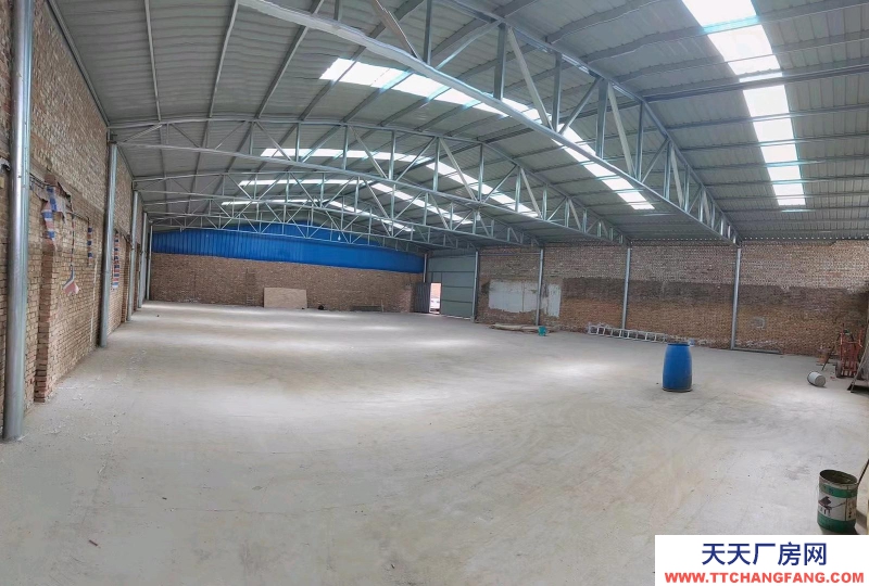 有250平米是復(fù)合板鋼構(gòu)，有250平米是單層鋼構(gòu)，另外宿舍廚房160平米，水、電、網(wǎng)齊全。請(qǐng)注意，半掛車不能通行。整廠出租，總面積2畝。