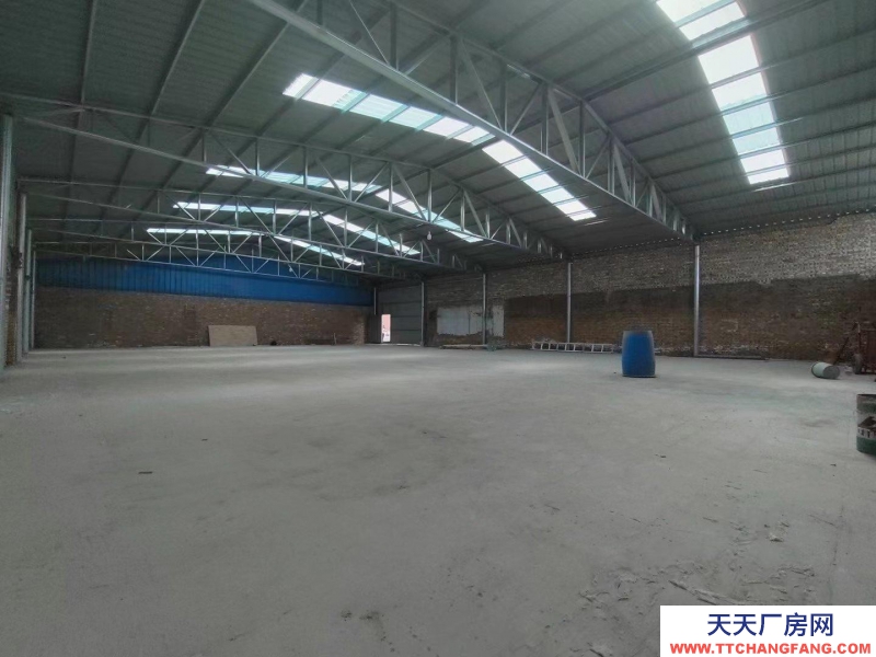 有250平米是復(fù)合板鋼構(gòu)，有250平米是單層鋼構(gòu)，另外宿舍廚房160平米，水、電、網(wǎng)齊全。請(qǐng)注意，半掛車不能通行。整廠出租，總面積2畝。