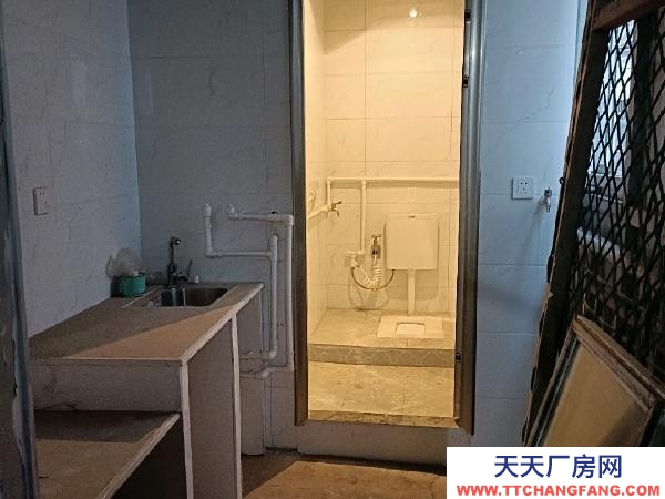 常德市漢壽縣二樓倉庫，附近交通方便，有廁所和簡易廚房，水電獨立