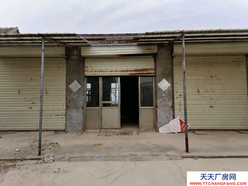 濟(jì)寧魚(yú)臺(tái)三間屋，有陽(yáng)臺(tái)衛(wèi)生間，水電齊全，店面在路邊