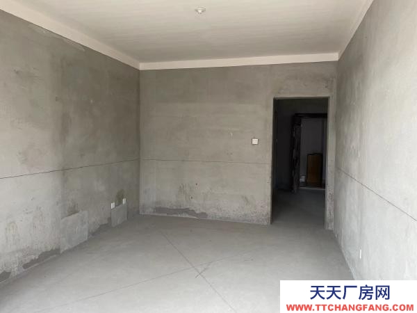 常州溧陽倉庫出租，東門大統華對面，運輸貨物交通便利，道路寬敞。