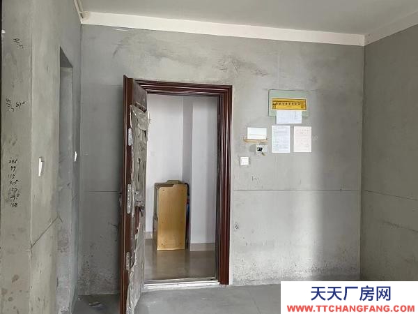 常州溧陽倉庫出租，東門大統華對面，運輸貨物交通便利，道路寬敞。