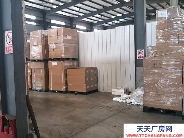 常州溧陽倉庫位于公路旁，交通方便，能進大貨車