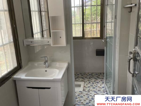 湘潭市湘鄉市 灰虞線邊上，水電齊全，有辦公室、衛生間及停車坪