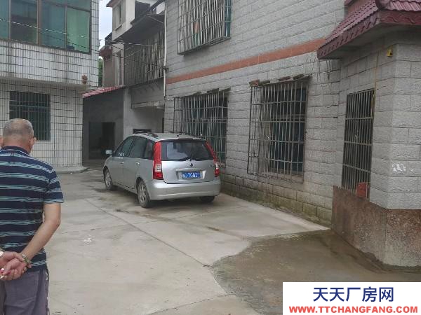 湘潭市湘鄉市 玲子橋路邊。80平，另一個小套間可出租，租金另算。貼在房在