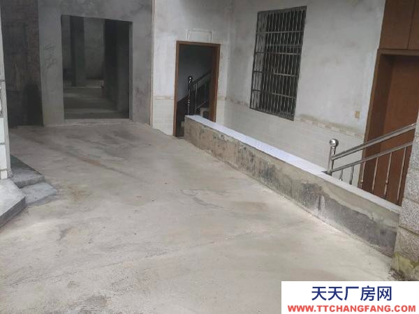 湘潭市湘鄉市 玲子橋路邊。80平，另一個小套間可出租，租金另算。貼在房在