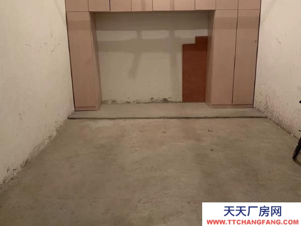 邵陽市大祥區頤和苑小區內地上車（倉）庫，可停車，可放貨。