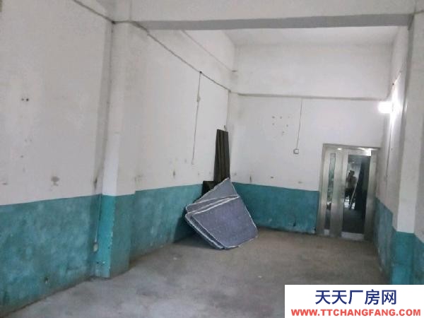 邵陽市大祥區 寶慶御園車庫門口交通便利。可以做商鋪